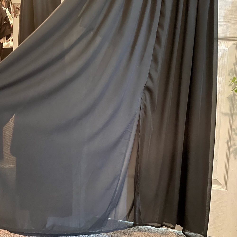 🖤 Floor Length Flowy Dress 🖤 - Picture 7 of 11